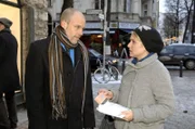 Gerrit (Lars Löllmann, l.) versorgt Anna (Jeanette Biedermann, r.) mit Pillen.