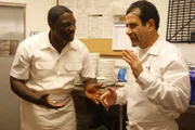 L-R: Samuel Waingaya (Adewale Akinnuoye-Agbaje ), Adrian Monk (Tony Shalhoub)