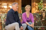 Kathrin Globisch (Andrea Kathrin Loewig) genießt ihren neuen Garten und freut sich, dass Roland Heilmann (Thomas Rühmann) es endlich geschafft hat, sie dort zu besuchen.