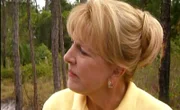 Fall 2: Reise in die Dunkelheit Port Salerno in Florida finden Spaziergänger eine stark verweste Frauenleiche. Die Todesursache - Strangulation. Zwar gelingt es den Ermittlern, den Körper zu identifizieren, aber es fehlen jedwede Spuren die auf einen möglichen Täter hindeuten könnten. Die lokale Polizei zieht FBI-Profilerin Dale Hinman (Foto) hinzu.