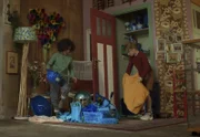 Saïd und Anna suchen alle blauen Gegenstände zusammen.