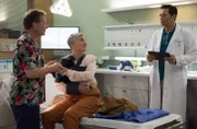 Dr. Philipp Brentano (Thomas Koch, re.) wird klar, wer die beiden Herrschaften vor ihm sind: Sabine (Kathrin Waligura, mi.) und Matthias Franz (Thomas Schmuckert, li.) sind Mutter und Stiefvater von Dr. Lucia Böhm.