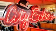 In den letzten dreißig Jahren hat das Restaurant „City Extra“ ein rund um die Uhr geöffnetes Diner-Erlebnis in die beliebte Fußgängerzone von Sydneys Circular Quay gebracht.