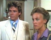 Jessicas Nichte Victoria (Genie Francis) ist geschockt. Ihrem Verlobtem Howard Griffin (Jeff Conaway) wird vorgeworfen, den Mord am Nachtclubbesitzer Al Drake begangen zu haben.