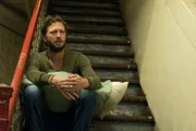 Desi (Ebon Moss-Bachrach) wartet nach dem Streit vergebens auf Marnie. Er ist am Boden zerstört.