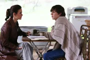 Lana Winters (Sarah Paulson, l.) besucht Kit Walker (Evan Peters, r.), der sich im ersten Moment sehr freut, aber nicht vor der Kamera mit ihr sprechen möchte ...