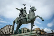 Statue von König Ferdinand I., auch bekannt als Ferdinand die große Nase.