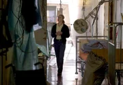 ARD IRENE HUSS, KRIPO GÖTEBORG - DER ZWEITE MORD (irene huss - nattrond), Schweden/Deutschland, Regie Anders Engström, am Samstag um 22:30 Uhr im Ersten. Birgitta Moberg (Emma Swenninger) untersucht einen nicht genutzten Flügel des Kankenhauses, in dem es scheinbar spukt.