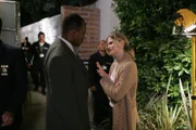 Wer ist die tote Unbekannte, die in der Wohnung des Millionärs gefunden wurde? Brenda (Kyra Sedgwick, r.) macht sich auf die Suche nach dem Mörder ...