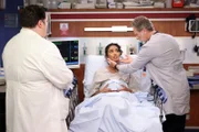 (l-r) Supriya Ganesh als Katie Foreman, Steven Weber als Dean Archer
