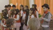 In der Persisch-Schule feiern die Schwestern Diba und Banu gemeinsam mit den anderen Kindern das Neujahrsfest in besonderer Kleidung.