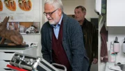 Dr. Wecker (Christian Pätzold) lockt Dr. Philip Hansen (Heikko Deutschmann) mit seiner modernen Praxiseinrichtung, die Hansen gerne mal ausprobieren darf – z. B. an einem kranken Esel? Positive Nebenwirkung: Die Eselbehandlung wäre so kostenfrei ...