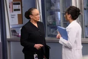 (l-r) Epatha Merkerson als Sharon Goodwin, Lilah Richcreek Estrada als Nellie Cuevas