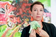 Dorit Sund (Ursula Strauss)