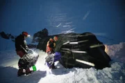 Kurz nach der Ankunft im Krater des Mount St. Helens gerät das Expeditionsteam in einen Schneesturm.