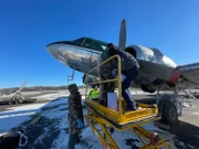 The "Steel Buddy" mechanics need a special tools to dismantle the 280 kilo rotors of an old Douglas DC-3.