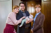 Zu allem Überfluss mischen sich auch noch Diane, Katrins Ex-Schwiegermutter, und Beate, Horsts Ex-Freundin, ein. Beate (Nicole Beutler), Philipp (Hary Prinz) und Frau Hödl (Milena Dreissig).