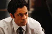 Eine 13-Jährige ist schwanger. Doch Detective Nick Amaro (Danny Pino) glaubt nicht an die unbefleckte Empfängnis. Hat der Lehrer des jungen Mädchen etwas mit der Schwangerschaft zu tun?