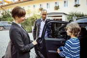 Jerry Paulsen (Peter Marton, M.) spricht vor dem Gasthof zur Post mit Felicitas Beck (Dagny Dewath, l.) während ihr Sohn Florian (Anton Unertl, r.) in den Wagen steigt.
