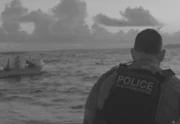 Ein CBP-Agent überblickt ein kleines Boot auf See in Fajardo, PR.