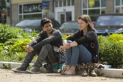 Pippi fühlt sich in ihrem Liebeskummer von ihrem Freund David (David Meier, li.) und ihrer Freundin Roxy (Helene Mardicke, re.) unverstanden.