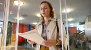 Verzweifelt: Die ehemalige Bankangestellte Anja (Nadja Becker) muss zur Agentur für Arbeit.