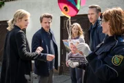 Ina Zimmermann (Melanie Marschke, l.), Moritz Brenner (Johannes Hendrik Langer, 2.v.r.) und eine Polizistin (Komparsin, r.) stehen mit Kai Marlow (Max von Pufendorf, 2.v.l.) und seiner Frau Marlene Marlow (Theresa Scholze, M.) vor deren Haus. Ihre Tochter ist verschwunden und ein Drohbrief wurde im Garten gefunden.