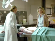Charlotte Lindholm mit der Patologin (Gilla Cremer). Leiche: Gerd Lähner (Jan Christoph Pohl).