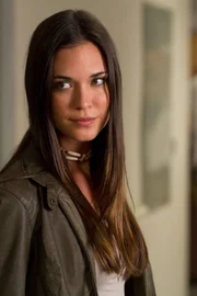 Odette Annable (Nola Longshadow)