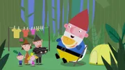 Beim Camping mit Bens Eltern werden Ben und Holly von einem Gnom überrascht.