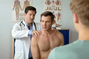 In der Praxis drohen Piwi (Meo Wulf, r.) ernste Schwierigkeiten, nachdem der Manager Stefan Dangelmann (Jochen Schropp, M.) während seiner Physiotherapie über Rippenschmerzen klagt. Falls es Christian (Francis-Fulton Smith, l.) nicht gelingt, Piwi mit einer ärztlichen Diagnose zu entlasten, könnte seinem Sohn eine saftige Klage drohen.