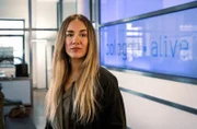 Svenja Peter (Annina Hellenthal) liebt ihren Job als Journalistin. Beim Stadtmagazin "Cologne.Alive" schreibt sie einen Großteil der Berichte - zum Teil auch unter Pseudonym.