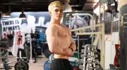 Jonas (20): Jonas trainiert hart, um eines Tages auf der Bodybuildingbühne zu stehen.