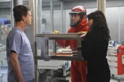 Dr. Broda (Dylan Baker, l.) von der Seuchenbehörde untersagt House (Hugh Laurie) und Cuddy (Lisa Edelstein) jeglichen Zugang zu einem Patienten, der höchstwahrscheinlich mit Pocken infiziert ist.