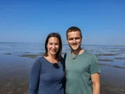 Esbjerg/Dänemark. Ausflug ins Wattenmeer mit den Passagieren Vanessa Buchholz und Lukas Haas.