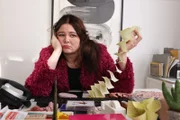 Kayla (Megan Stalter) ist frustriert und enttäuscht, weil sie nicht mehr an Jimmys Seite arbeiten darf – doch wie geht sie mit dieser Situation um?