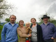 Das Bauernpaar Agnes (2.v.l.) und Matthias (l.) Penner mit ihrem Sohn Benjamin (2) und Matthias´ Eltern auf ihrem Hof in Povat in der Wachau.