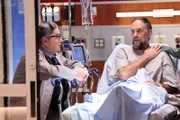 Dr. Daniel Charles(Oliver Platt, l),  Paul Moore(Seth Morris ,r)