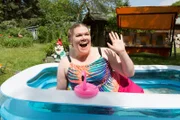 Wasserknappheit in Bärstadt - nicht für Dani Paschulke (Gisa Flake). Sie glaubt, dass der Vorrat im Wassertank reicht, auch für ihren Pool.