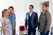 Finn (Sven Martinek, r.) und Lars (Ingo Naujoks, 2.v.r.) befragen Jennifer (Jytte-Merle Böhrnsen, l.) und Daniel Hilgen (Mirko Lang, 2.v.l.).