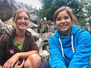 Tierpflegerin Hannah und Anna (rechts) im Gämsengehege. Die Kletterakrobaten fühlen sich in den Felsen richtig wohl.