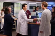 (l-r) S. Epatha Merkerson als Sharon Goodwin, Ivan Shaw als Dr. Justin Lieu, Nick Gehlfuss als Will Halstead