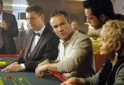 NDR Fernsehen TATORT, "Dunkle Wege", am Freitag (04.03.11) um 21:45 Uhr. Tobias Endres (Hannes Jaenicke) erfährt vom scheinheiligen Türsteher (Antonios Varvasoudis), dass es Charlotte offenbar nicht gut geht.