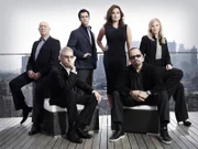 Im Einsatz für Gerechtigkeit: Det. Johon Munch (Richard Belzer, 2.v.l.), Capt. Donald Cragen (Dann Florek, l.), Det. Nick Amaro (Danny Pino, 3.v.l.), Det. Olivia Benson (Mariska Hargitay, 3.v.r.), Det. Odafin "Fin" Tutuola (Ice-T, 2.v.r.) und Det. Amanda Rollins (Kelli Giddish, r.)