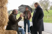 Nach dem missglückten Anschlag reden Vera Lanz (Katharina Böhm, r.) und Paul Böhmer (Jürgen Tonkel, M.) mit dem Besitzer des Bauernhofes, Gerhard Mangfall (Max Schmidt, l.), der ihnen eine Wunde an seinem Kopf zeigt.