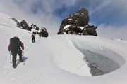 Trichterförmige Löcher verraten die Eingänge zu den Gletscherhöhlen im Mount St. Helens.