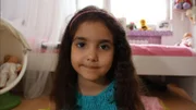 Zehra wünscht sich eine neue Frisur und lässt sich von ihrer Tante die Haare schneiden.