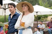 L-R: Detective Richard Willis (Chris Messina) und Camille Preaker (Amy Adams)