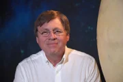Prof. Dr. Ulrich Walter lehrt für gewöhnlich Raumfahrttechnik an der Technischen Universität München. In dieser Folge "Spacetime" erklärt er unter anderem, wie realistisch die Vision vom Zeitreisen wirklich ist.