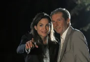 MDR Fernsehen TIERÄRZTIN DR. MERTENS II. STAFFEL, FOLGE 19, "Mutterliebe", am Samstag um 09:50 Uhr. Dr. Fährmann (Michael Lesch, r.) und Dr. Lena Weingarten (Alexandra Kamp, l.) beobachten begeistert die Lieblingstiere der Staatssekretärin - die nachtaktiven Kiwis.